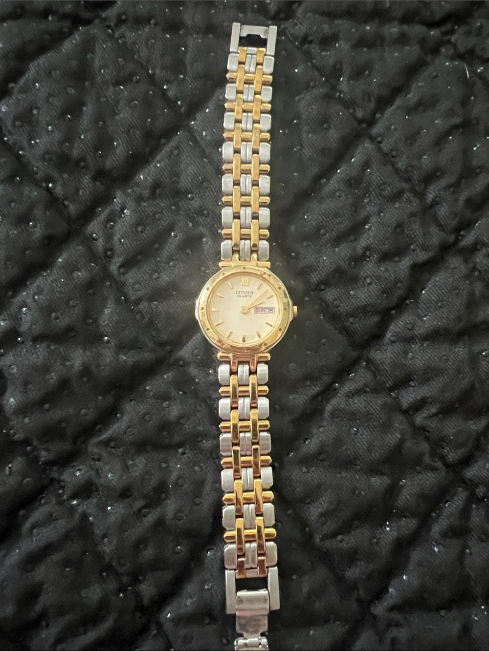 Title: Vintage Citizen Two-Tone Watch (Needs Battery)